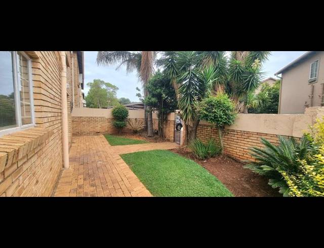 3 BEDROOM TOWNHOUSE FOR SALE IN HEUWELSIG ESTATE